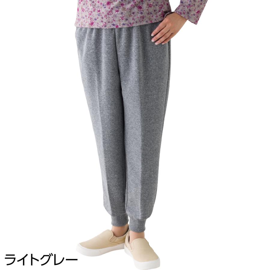 婦人おしりスルッとニットホッピングパンツ 821142 裾ゴムなので巻き上がらず、足さばきが良く動きやすい。 ケアファッション | ケアファッション・アクティブ | 03