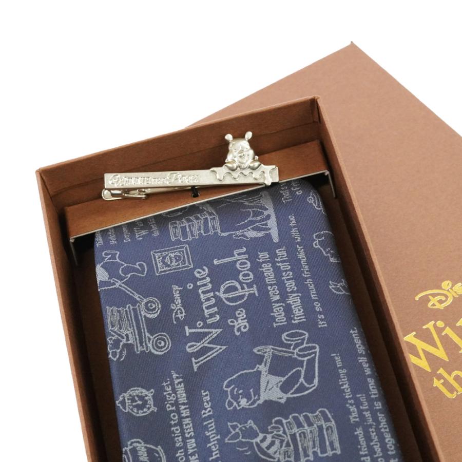 DISNEY／ネクタイ＆タイバー BOXセット　(くまのプーさん　カリグラフィ柄×ひょっこりタイバー）　DND50026紺 & Wa-11