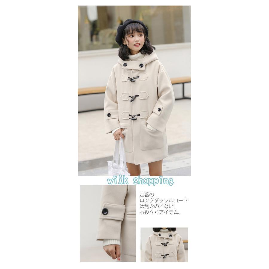 復古気質のダブルダブルのダッフルコートは腰に長い毛が生えているコートの女である 復古気質のダブルダブルのダッフルコートは腰に長い毛が生えて