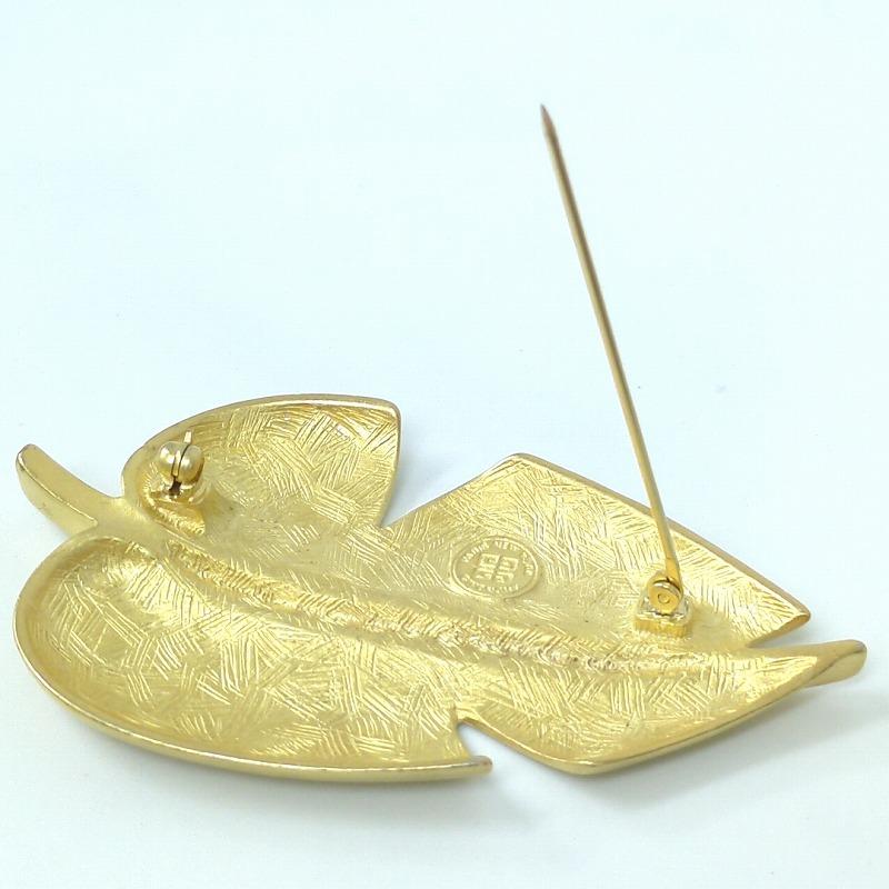 ジバンシー　ゴールド 蝶 ブローチ クリスタル付き　ストーン ジバンシー ゴールド 蝶 ブローチ クリスタル付き ストーン