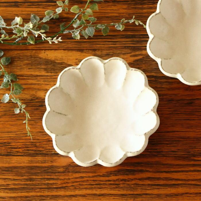 小鉢 和食器 おしゃれ 食器 鉢 ボウル 取り鉢 サラダボウル 煮物 三ツ足 かわいい 美濃焼 白 電子レンジ対応 食洗器対応 キッチン雑貨 陶器 土物 日本製 16cm |  | 01