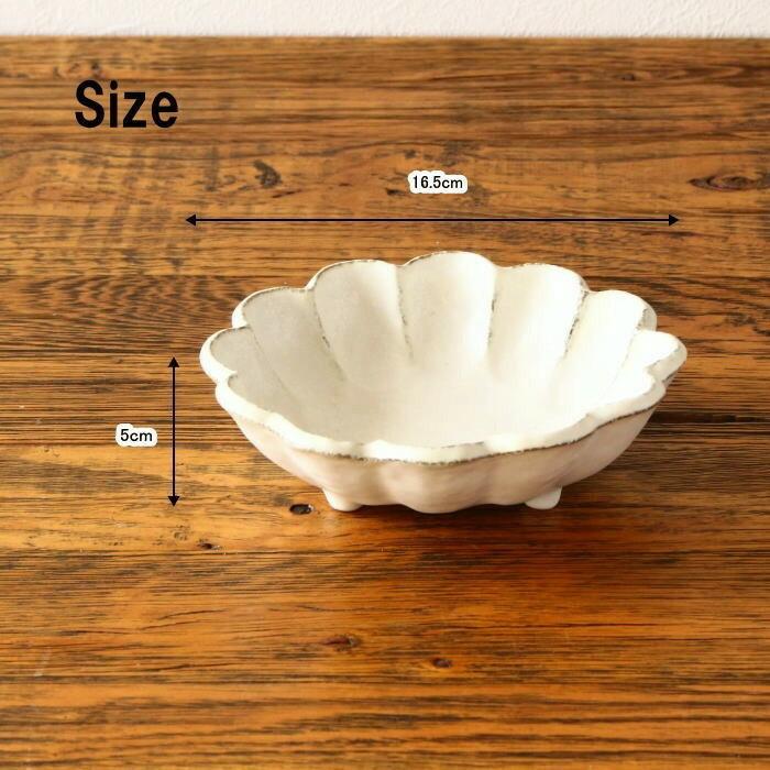 小鉢 和食器 おしゃれ 食器 鉢 ボウル 取り鉢 サラダボウル 煮物 三ツ足 かわいい 美濃焼 白 電子レンジ対応 食洗器対応 キッチン雑貨 陶器 土物 日本製 16cm |  | 02