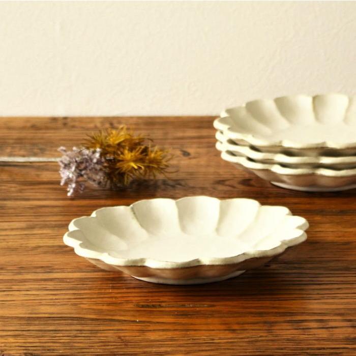 皿 中皿 デザート皿 パスタ皿 おしゃれ かわいい プレート 食器 陶器 美濃焼 丸皿 花型 21cm 土物 テーブルウエア― キッチン用品 雑貨 食事 白 日本製 |  | 01