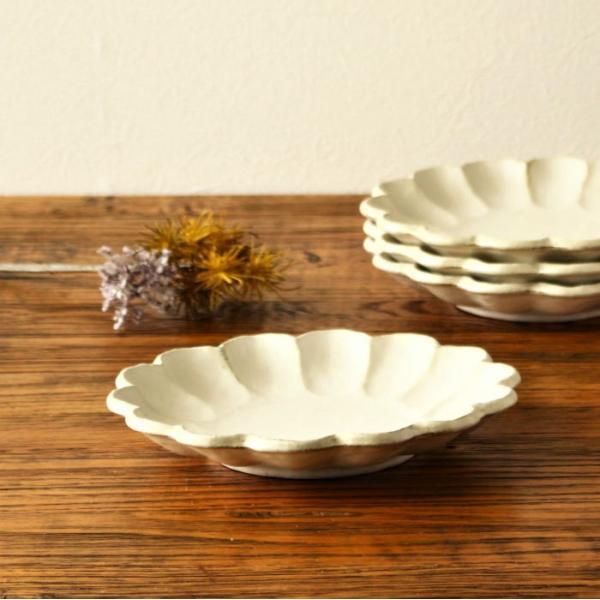 皿 中皿 デザート皿 パスタ皿 おしゃれ かわいい プレート 食器 陶器 美濃焼 丸皿 花型 21cm 土物 テーブルウエア― キッチン用品 雑貨 食事 白 日本製 |  | 01