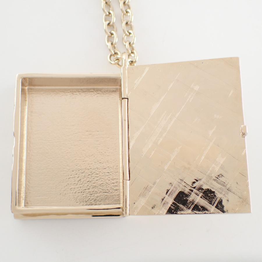 CHANEL（シャネル） B22C AB7521 ココマーク ブックモチーフ ロケット