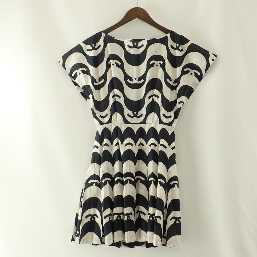 CHANEL ツイード生地 ひざ丈ワンピース Vネック ウール長袖 ハンガー付き CHANEL ツイード生地 ひざ丈ワンピース Vネック ウール長袖 ハンガー