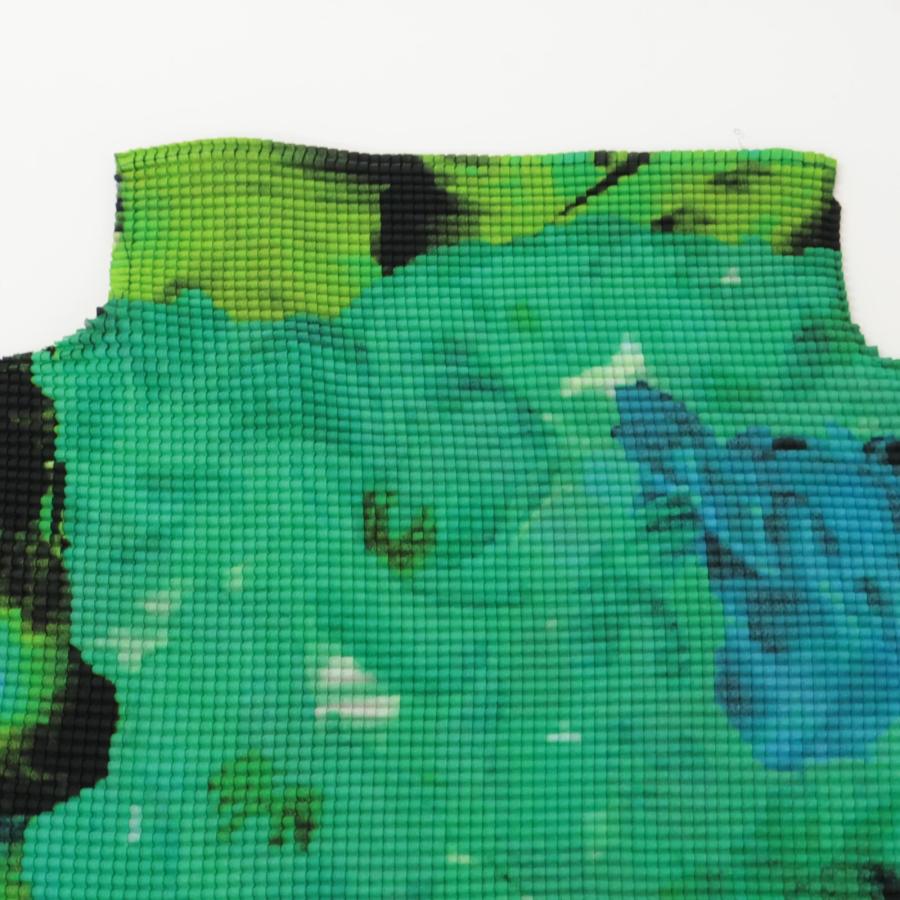 ISSEY MIYAKE プリーツタートルネックトップス グリーン ミー イッセイ ミヤケの“カラフル”プリーツトップス、インコを描いた