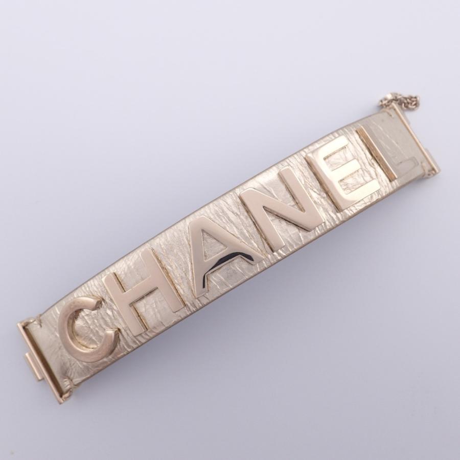CHANEL（シャネル） B18B ロゴ メタリックレザーバングル S ゴールド