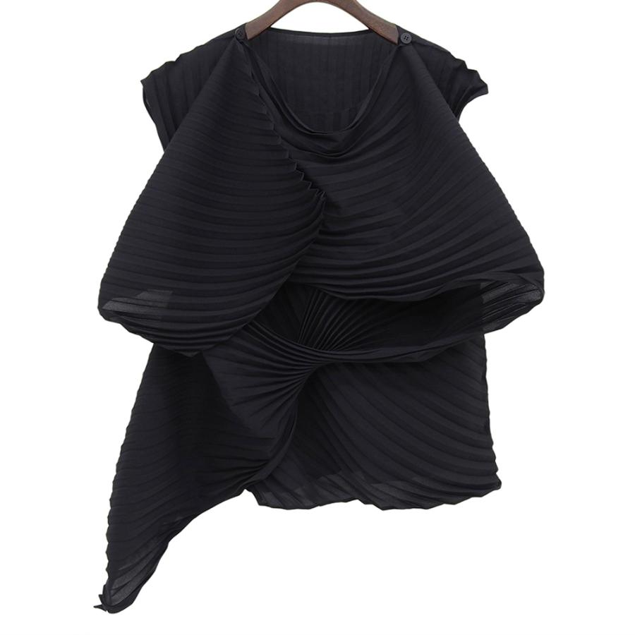 ISSEY MIYAKE（イッセイミヤケ） 美品 変形立体 ノースリーブ トップス