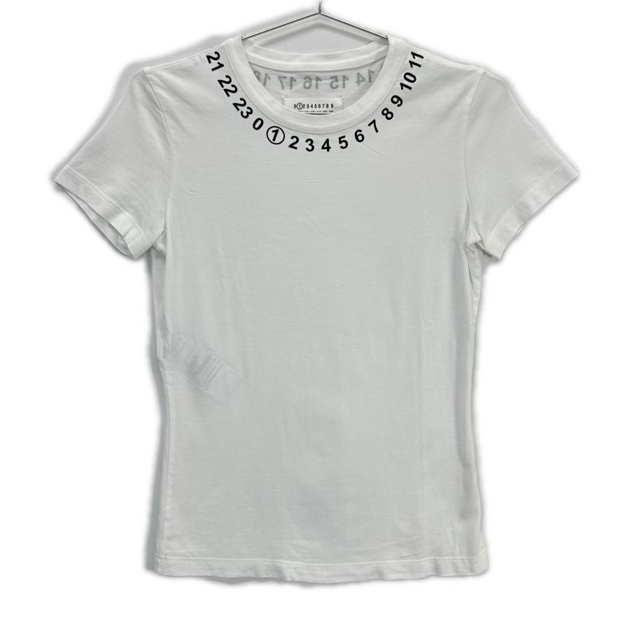 Maison Margiela メゾンマルジェラ  S51GC0434 ｶﾚﾝﾀﾞｰﾛｺﾞ ﾎﾜｲﾄ ｸﾙｰﾈｯｸ Tｼｬﾂ XS Maison Margiela メゾンマルジェラ S51GC0434 カレンダーロゴ ホワイト