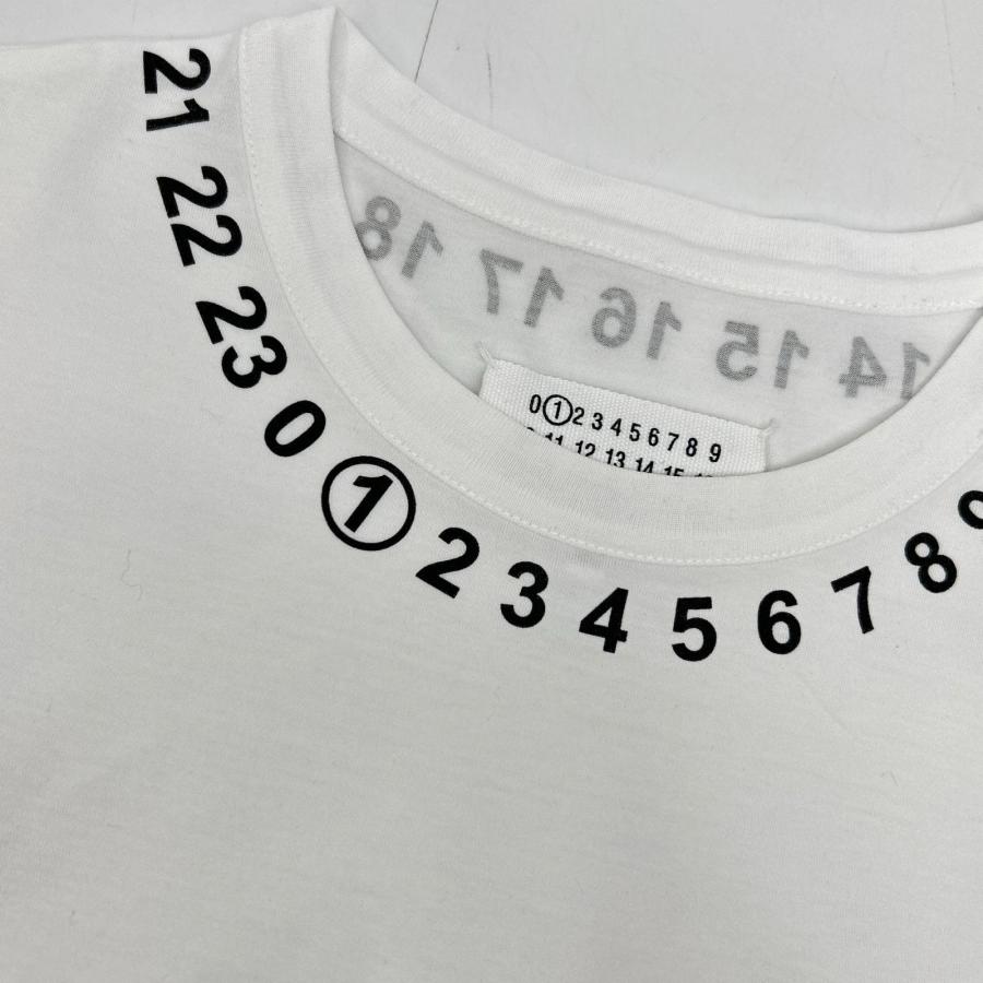 Maison Margiela メゾンマルジェラ  S51GC0434 ｶﾚﾝﾀﾞｰﾛｺﾞ ﾎﾜｲﾄ ｸﾙｰﾈｯｸ Tｼｬﾂ XS Maison Margiela メゾンマルジェラ S51GC0434 カレンダーロゴ ホワイト