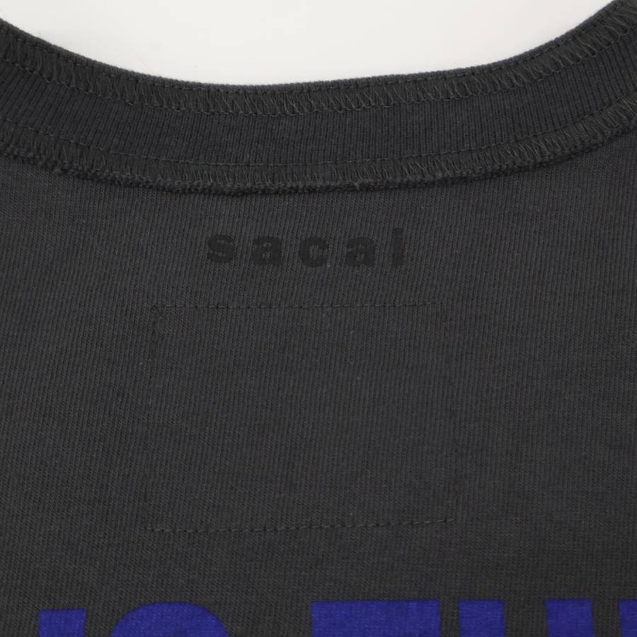 sacai サカイ トップス 5 グレー メンズ sacai（サカイ） グレー 24-0896S グラフィックプリント Tシャツ