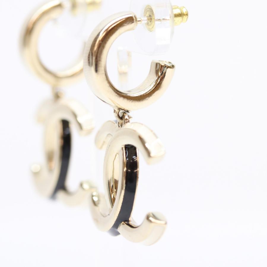 大人気　CHANEL　片耳　ピアス　ココマーク　スイング　A22K CHANEL（シャネル） A22K ゴールド ビッグココマーク フープピアス
