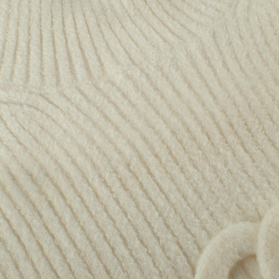 CHANEL クリーム色 タートルネック ノースリーブ 丈58cm CHANEL クリーム色 タートルネック ノースリーブ 丈58cm