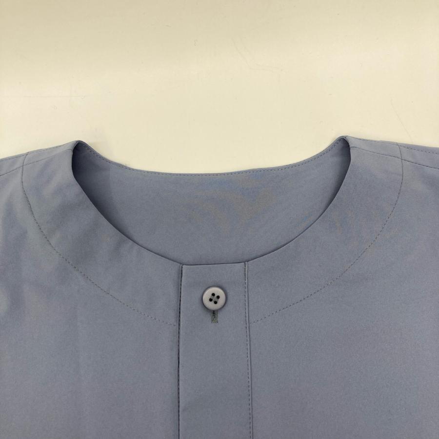 ISSEY MIYAKE ブルー ボタン付きシャツ ISSEY MIYAKE ブルー ボタン付きシャツ ISSEY MIYAKE Dark Cyan