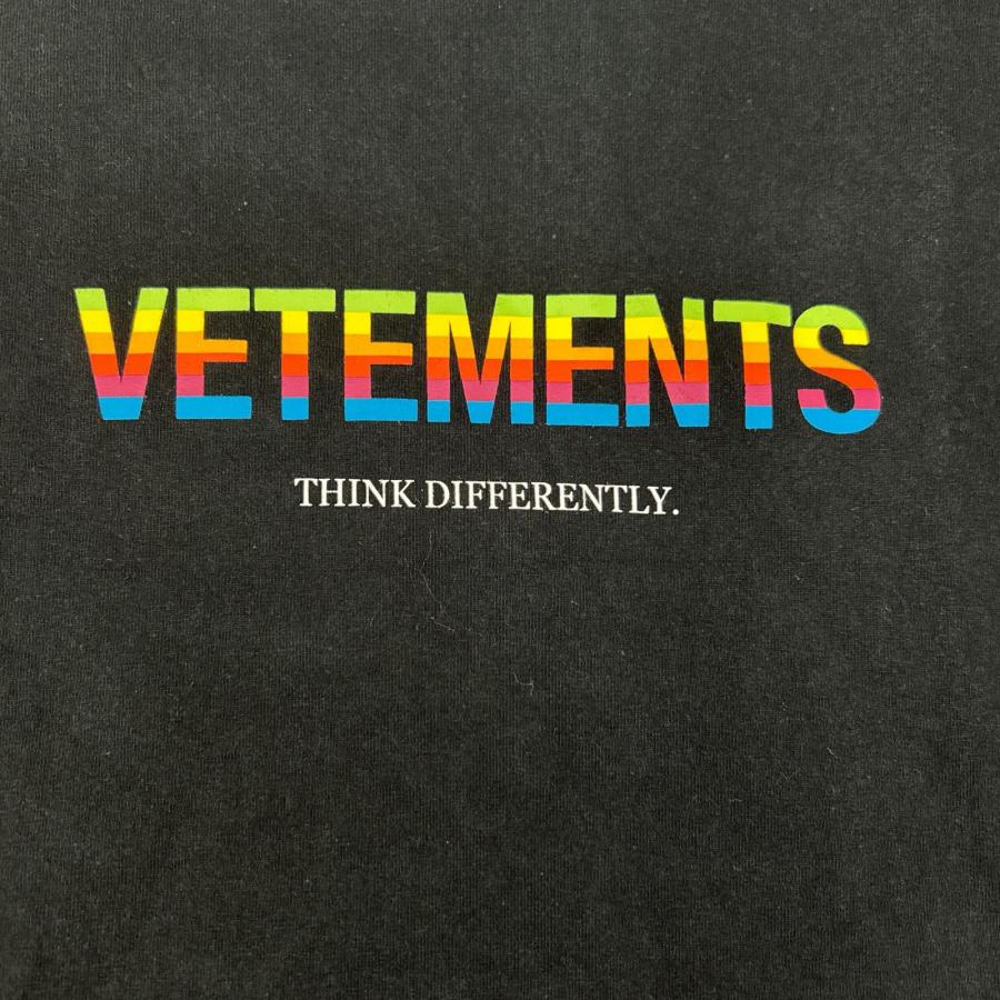 VETEMENTS ヴェトモン ブラック カラフルロゴプリント ショート 