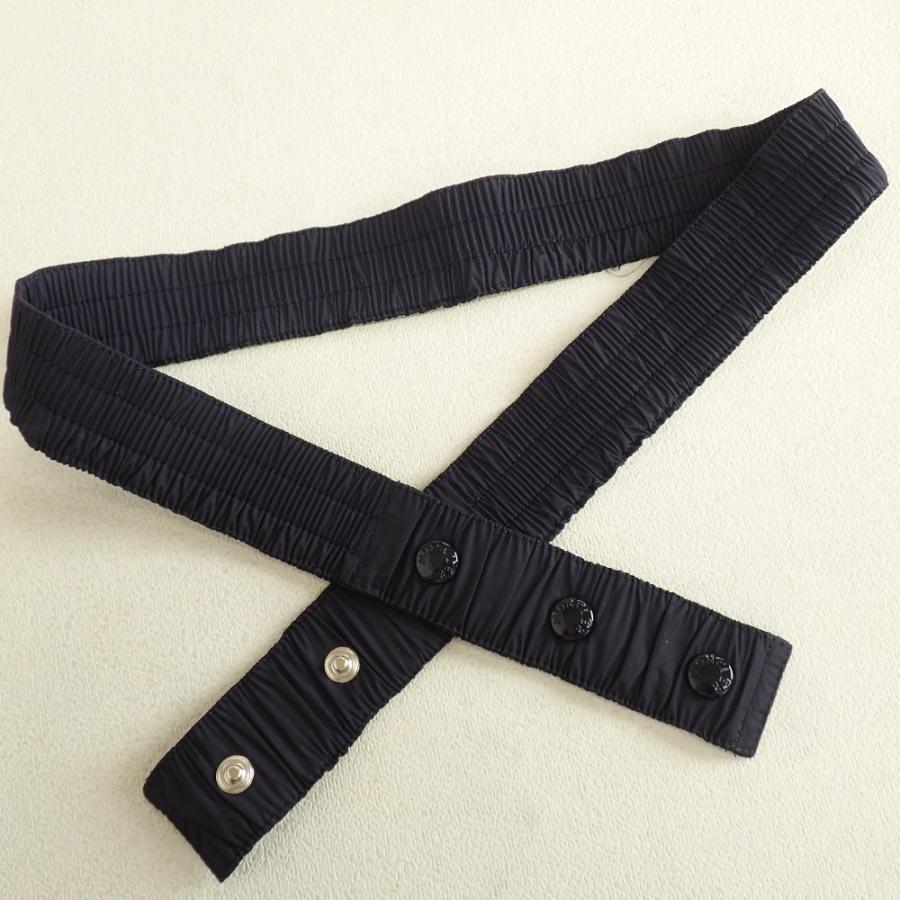 新品同様 付属品付 モンクレール ベチュロン S ブラック ワッペン フリル 0 MONCLER〉フロントのブランドワッペンが目を引くダウンジャケットを