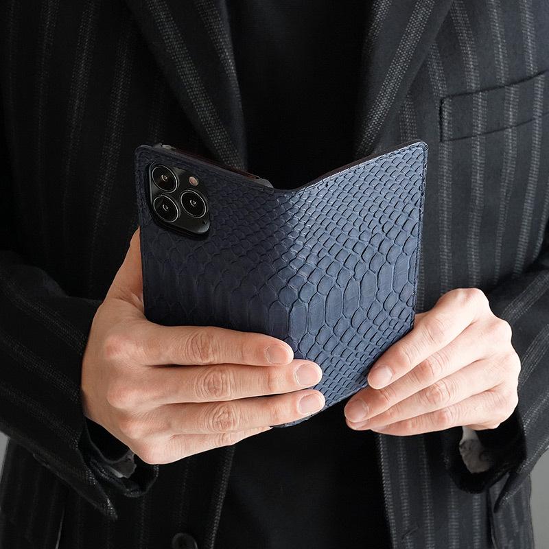 ブルーダイヤモンドパイソン装飾　レザースマホケース プレミアムブラック iPhone 13 Pro ケース 手帳型 本革 ヘビ革 WINGLIDE