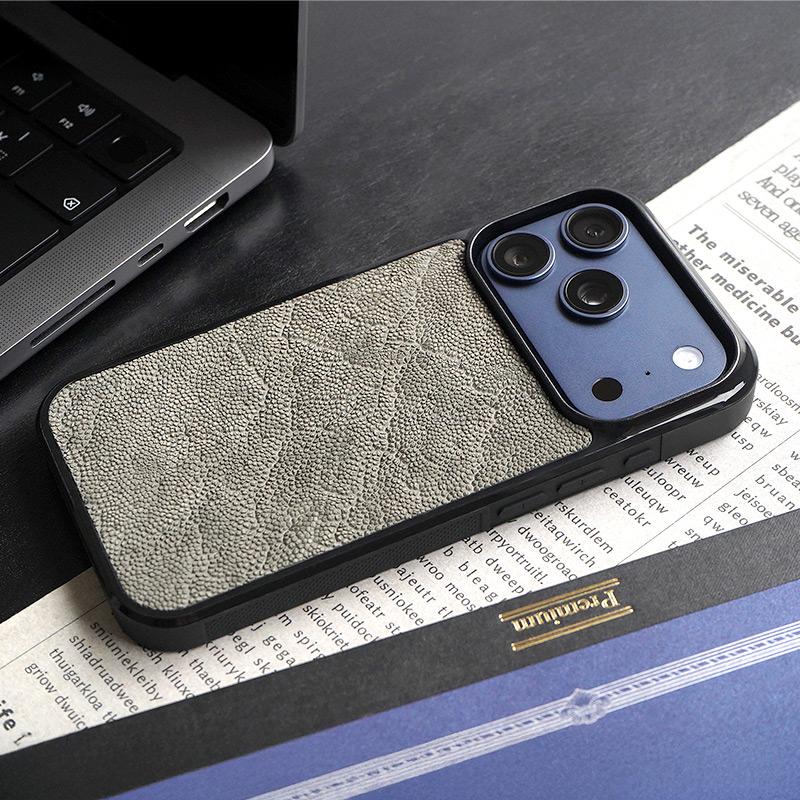 WINGLIDE（ウイングライド） iPhone18 Pro / iPhone17 Pro ケース 本革