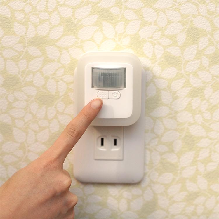送料無料 センサーライト コンセント式 LED 人感センサーライト フット