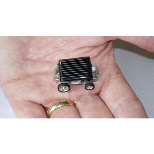 世界最小　ソーラーカー　太陽下で動く |  | 02