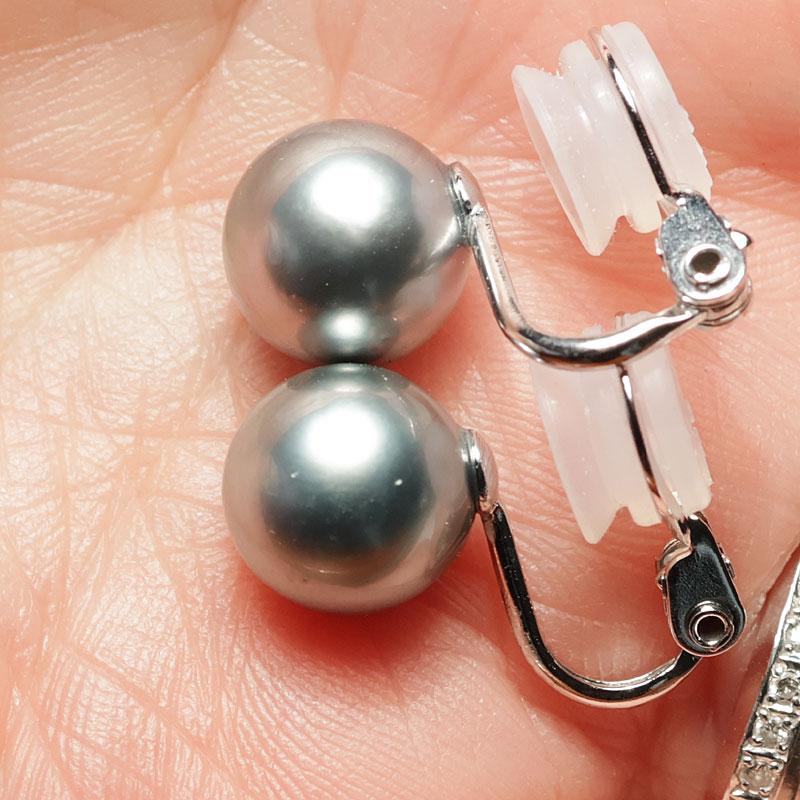 イヤリング タヒチ黒蝶真珠幅9.8mm 青色がかったグレー色が上品 定番イヤリング 微調整でき痛くないシルバー製ソフトタッチイヤリング ケース入り 冠婚葬祭の画像