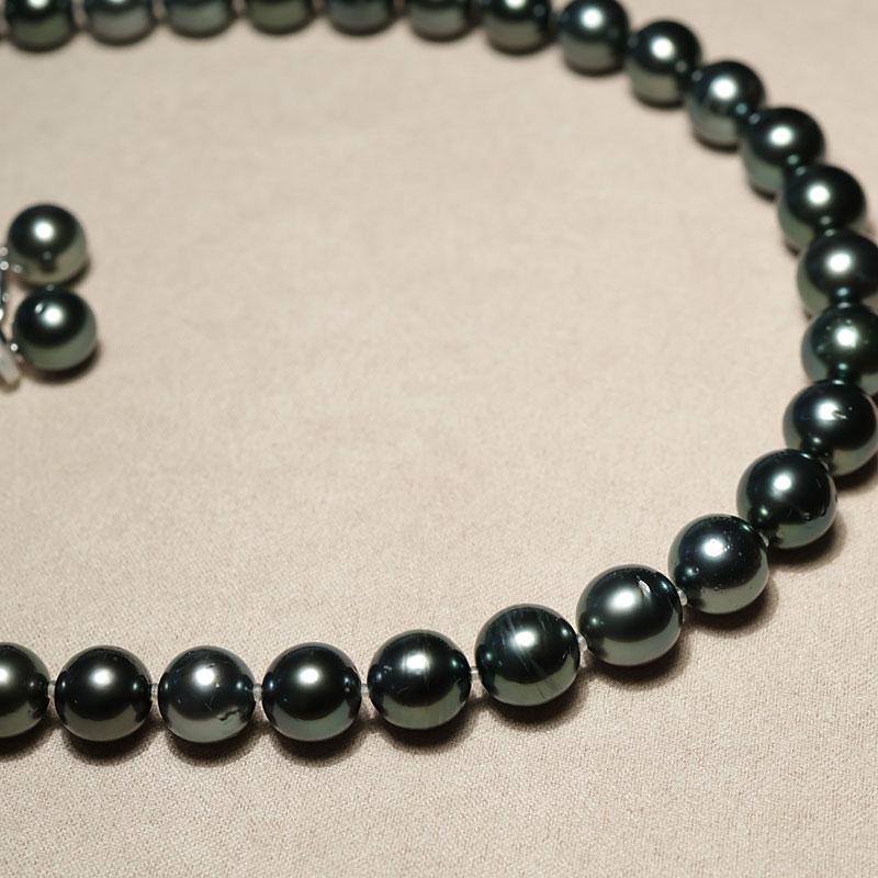 ネックレス ピーコック鑑別書付属 黒蝶真珠8mm-10.9mmネック＆9.6mmイヤリング2点セット テリ光沢最強ですがえくぼ凹でお得な価格に 高機能ケース入 冠婚葬祭 |  | 15