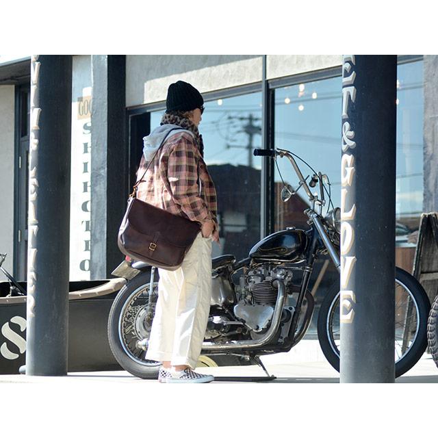全2色【vasco/ヴァスコ】「Leather Postman Shoulder Bag”Large”/レザーポストマンショルダーバッグ”ラージ”」(VS-248L)(グランメゾン東京/ウルフパック)の画像