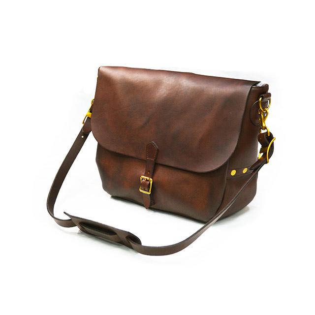全2色【vasco/ヴァスコ】「Leather Postman Shoulder Bag”Large”/レザーポストマンショルダーバッグ”ラージ”」(VS-248L)(グランメゾン東京/ウルフパック)の画像