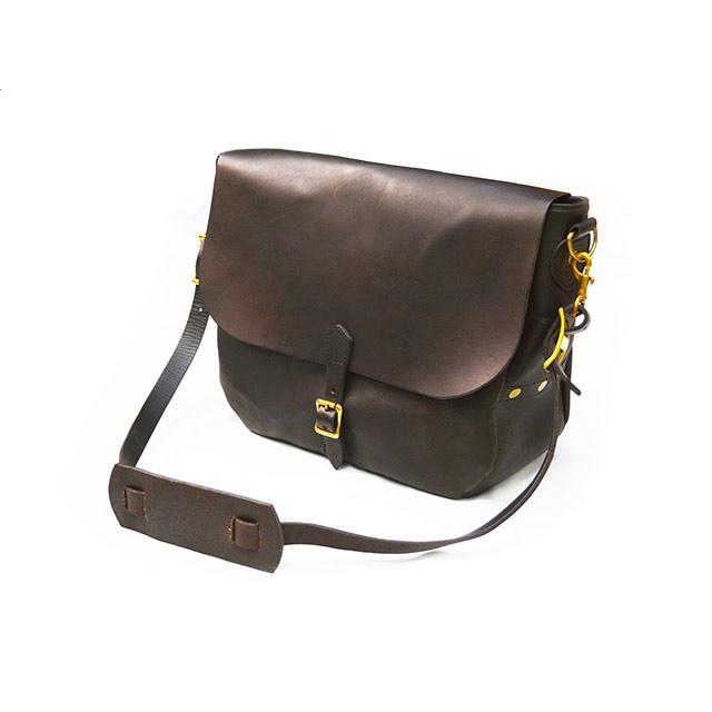 全2色【vasco/ヴァスコ】「Leather Postman Shoulder Bag”Large”/レザーポストマンショルダーバッグ”ラージ”」(VS-248L)(グランメゾン東京/ウルフパック)の画像