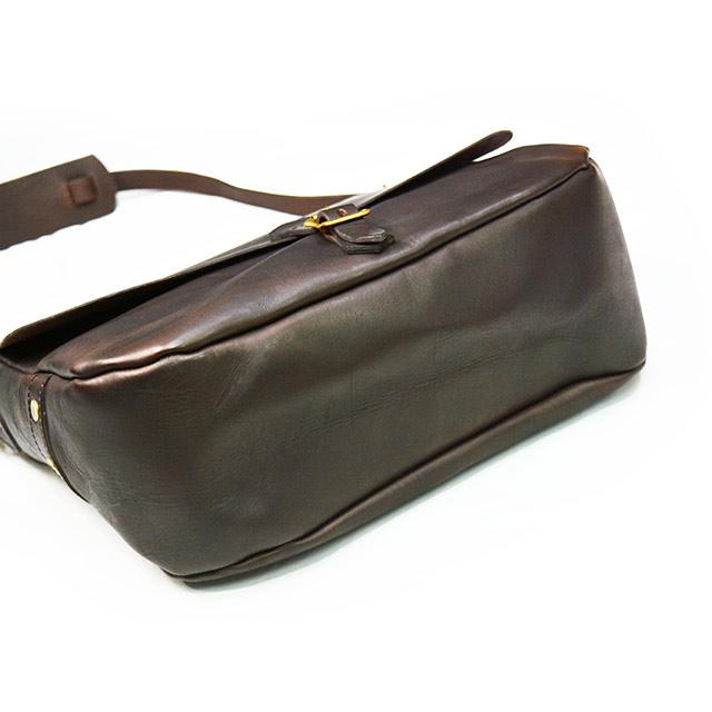 全2色【vasco/ヴァスコ】「Leather Postman Shoulder Bag”Large”/レザーポストマンショルダーバッグ”ラージ”」(VS-248L)(グランメゾン東京/ウルフパック)の画像