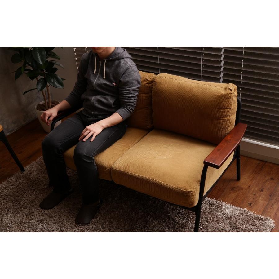 ゆったり座れるビンテージ風ソファ