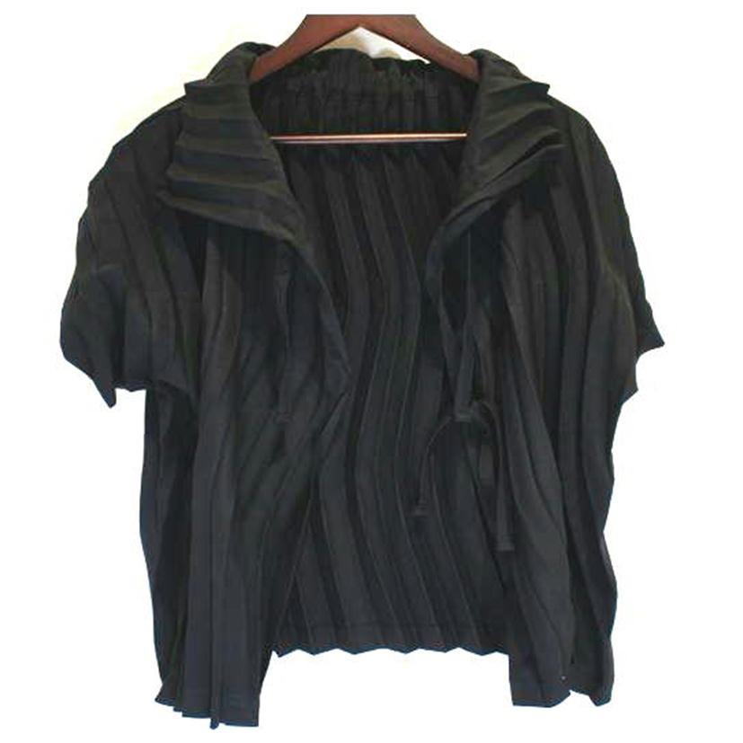 美品イッセイミヤケme ブラック　上着 イッセイミアケme ブラックジャケット！！