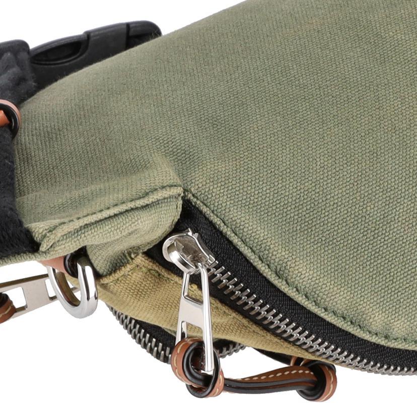 LOEWE ロエベ/ボディバッグ/ウエストポーチ/B687W75X03-006/102104/Bランク/19【中古】 LOEWE（ロエベ） ロエベ/ボディバッグ/ウエストポーチ/B687W75X03-006
