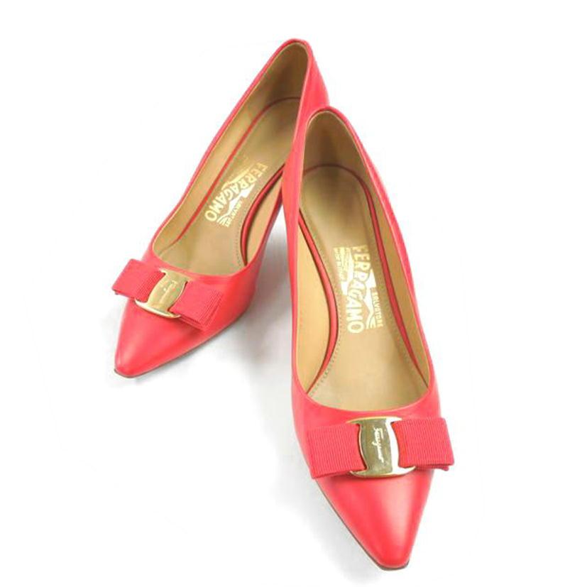 フェラガモ パテントパンプスレッド