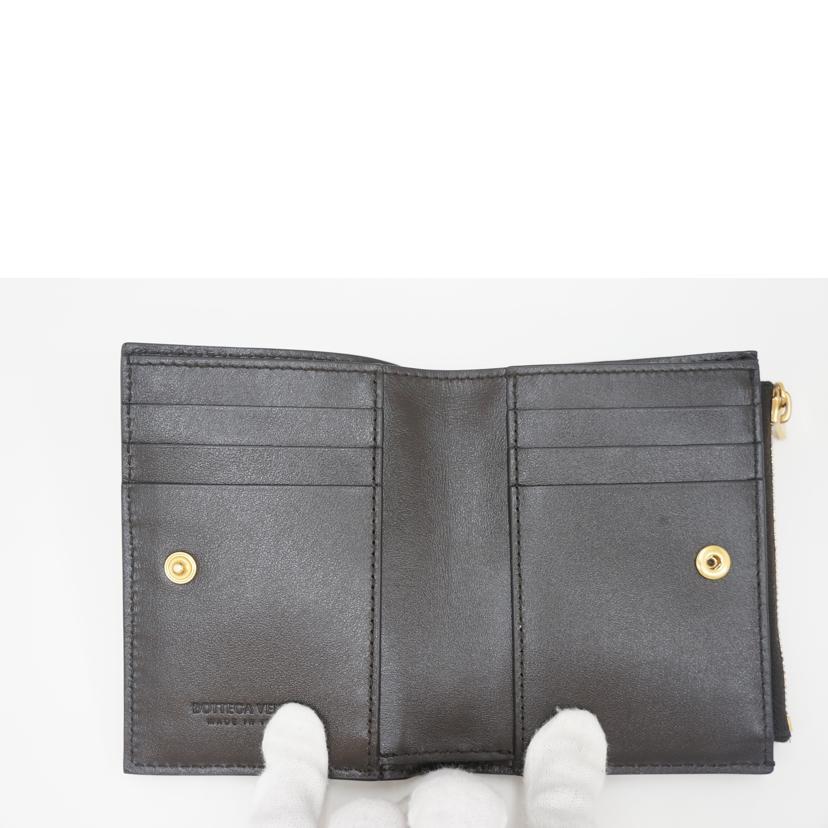 BOTTEGA VENETA/マキシイントレチャート二つ折り財布/ダークブラウン