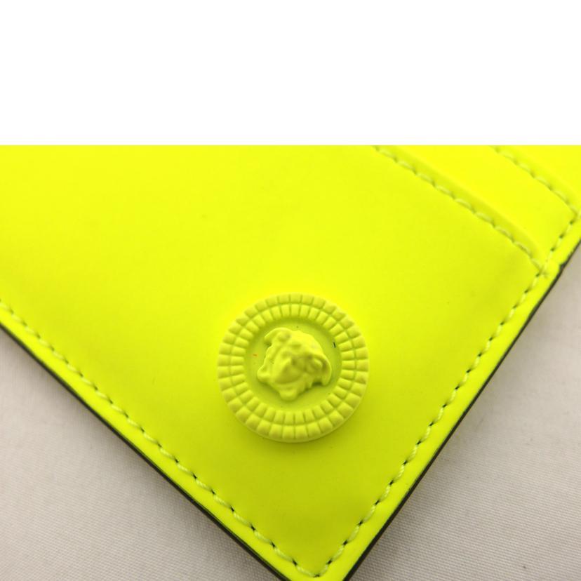VERSACE ヴェルサーチェ/メドゥーサ ビギー/カードケース/ネオンイエロー/DPN2467/1A05512/04F***/ブランドバック/ABランク/04【中古】 VERSACE（ヴェルサーチェ） ヴェルサーチェ/メドゥーサ ビギー/カード