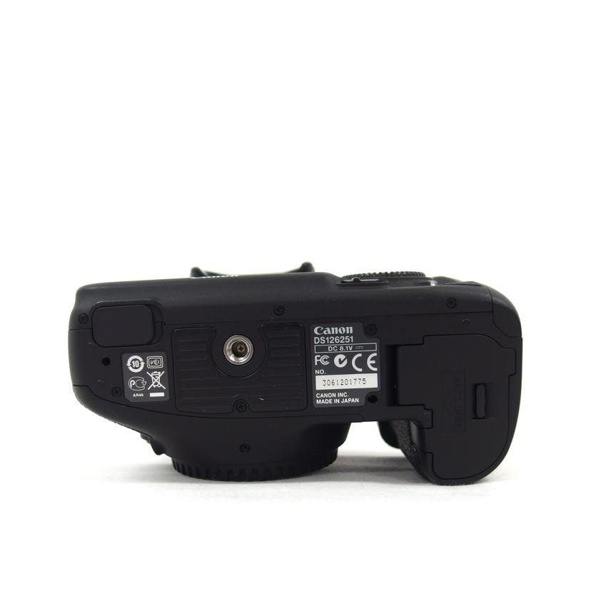 Canon EOS 7D ボディ　DS126251 Canon EOS 7D Camera DS126251 w/ 18-135mm Lens, Strap