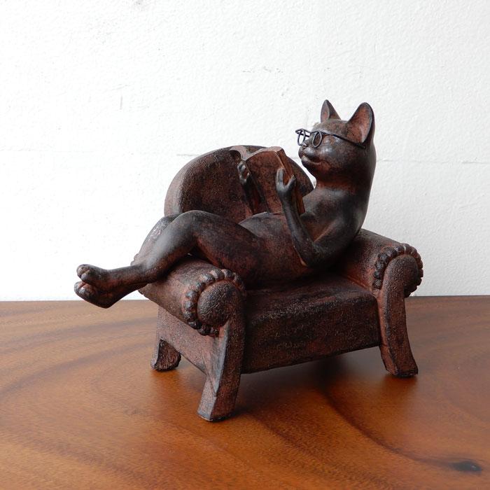 ソファで読書する猫 猫の置物 置物 猫雑貨 猫グッズ ねこ cat キャット