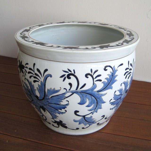 和＆アジアンテイスト　重厚感のある木の葉型の陶器の睡蓮鉢　陶器の魚の置物２体付き 和＆アジアンテイスト 重厚感のある木の葉型の陶器の睡蓮鉢 陶器