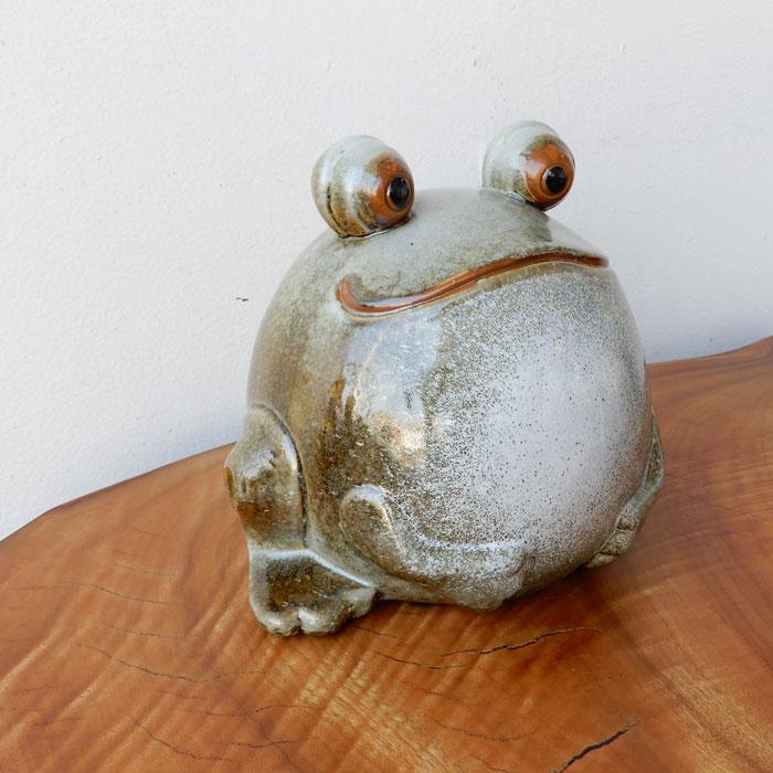 まん丸出目蛙 かえる 置物 陶器 かわいい置物 カエルの置物 陽気な