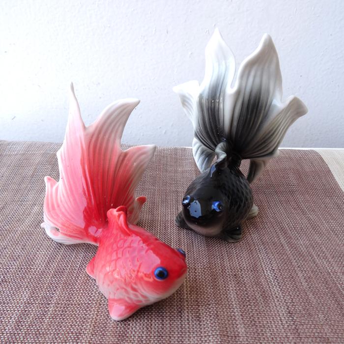 金魚の陶器置物 黒い台座付き 000000002428_6Gkj6n5.jpg