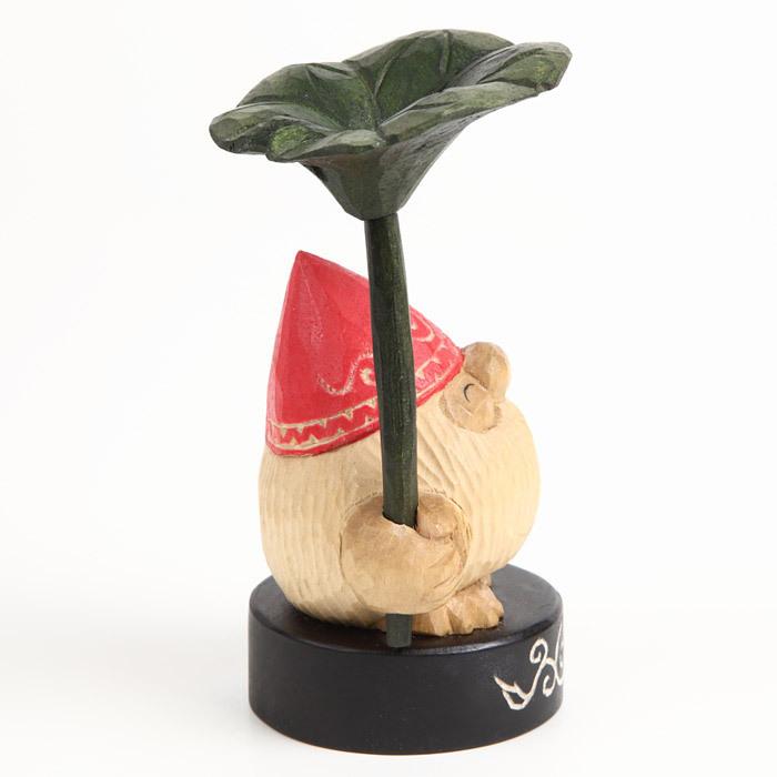 木彫り民芸品 幸せを呼ぶ小人の神さま コロポックル 台座付き 爺帽子赤