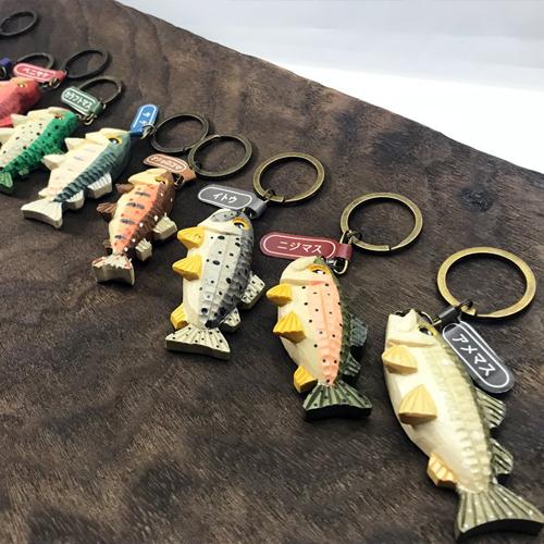 木彫り民芸品 TROUT キーホルダー ベニサケ 魚 釣り 手彫り アイヌ
