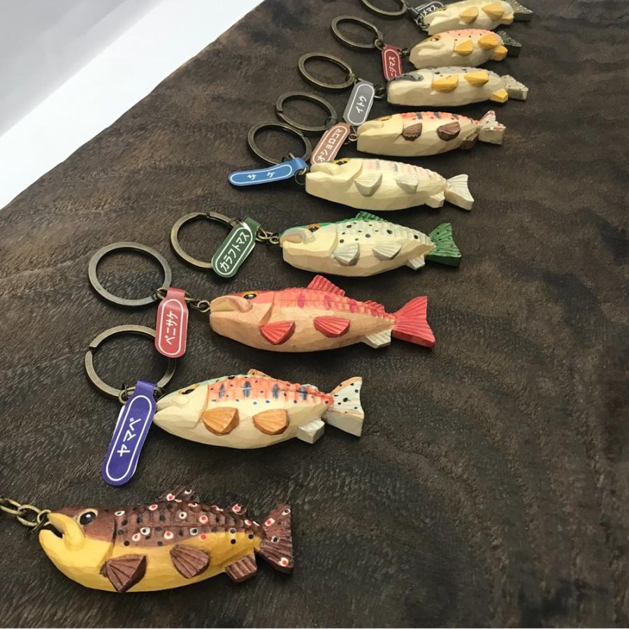 木彫り民芸品 TROUT キーホルダー ニジマス 魚 釣り 手彫り アイヌ