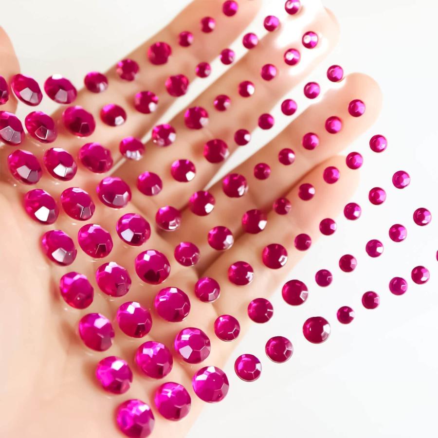 赤のストーン付きのモチーフがキラキラ情熱的で印象的です! 赤の