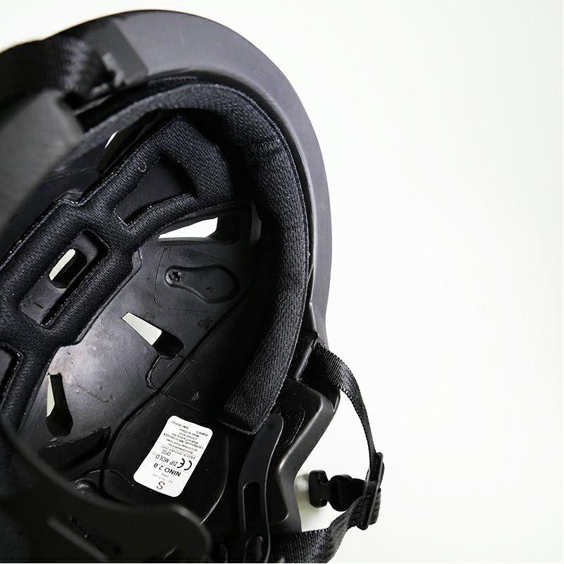 バーン NINO2.0（ニーノ2.0） マットブラック キッズヘルメットの画像