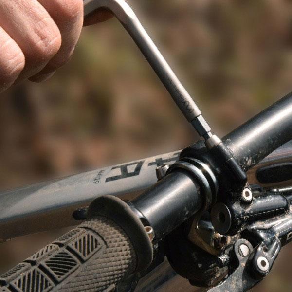 ロードバイクアクセサリー8点セット デイセイバー エッセンシャル8マルチツール : ワールドサイクル