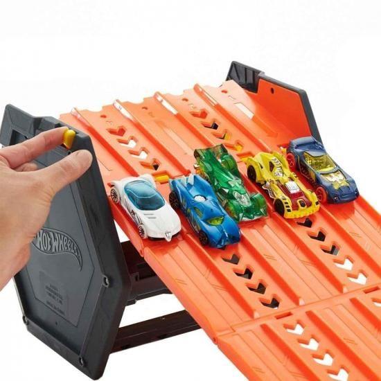 Hot Wheels Roll Out Raceway Track Set, Storage Bucket Unrolls into 5-Lane Racetrack for Multi-Carの画像