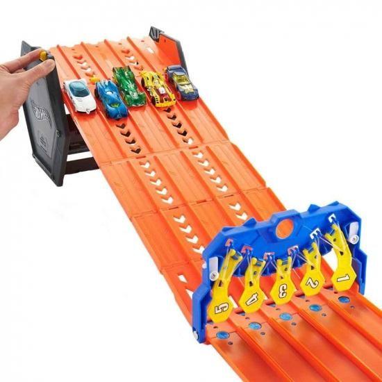 Hot Wheels Roll Out Raceway Track Set, Storage Bucket Unrolls into 5-Lane Racetrack for Multi-Carの画像